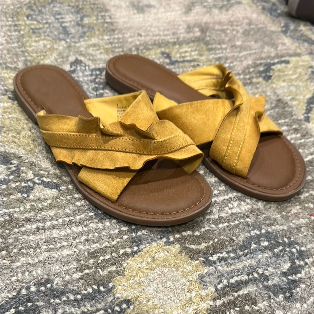 Universal Thread Yellow Brown Slide Sandals